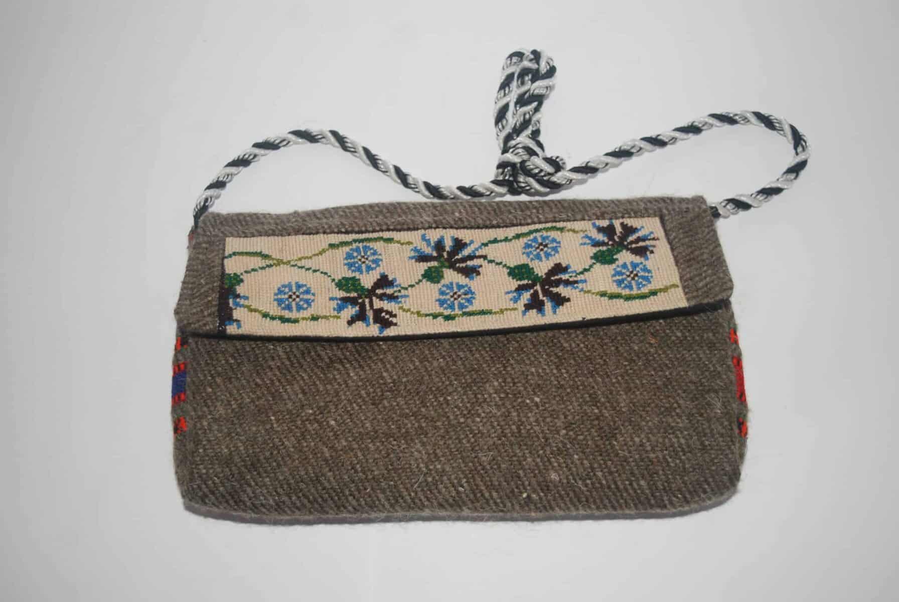 Handmade Ladies Woolen Clutch Wallet Medium